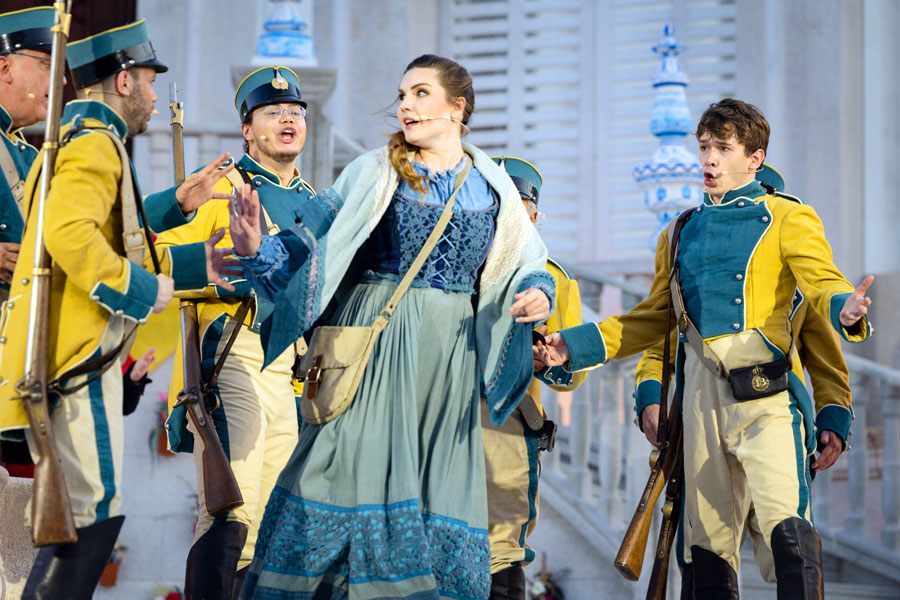 Micaëla wird von der Sodateska bedrängt © Wiener Opernsommer