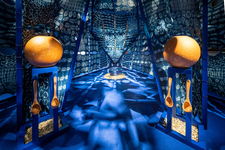 Tabita Rezaire, OMI: Yemoja Temple, 2024 Ausstellungsansicht © KHM-Museumsverband, Weltmuseum Wien