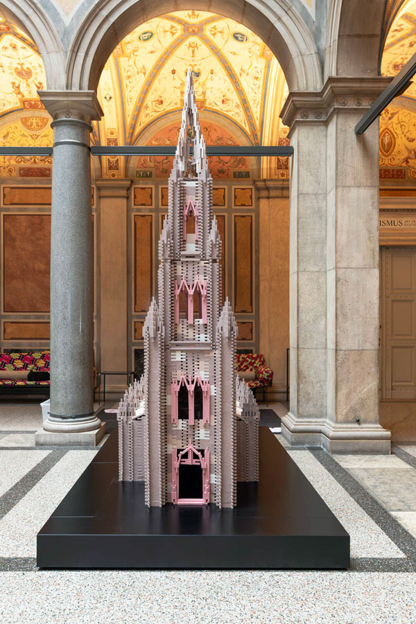 Ausstellungsansicht in der Säulenhalle, ARCHITEKTURBAUKÄSTEN 1890–1990, Kathedrale © MAK