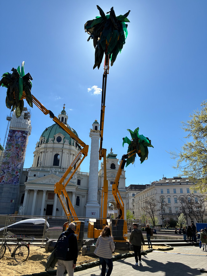Kaorle am Karlsplatz von Margit Pilz & Palmen von Pia Sirén