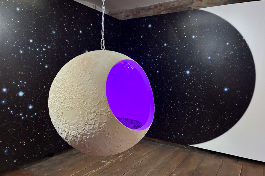 „Mondbäume“ von Christian Kosmas Mayer, Ausstellungsansicht