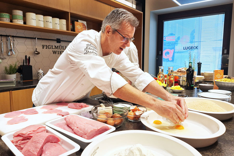 Markus Brunner beim Panieren